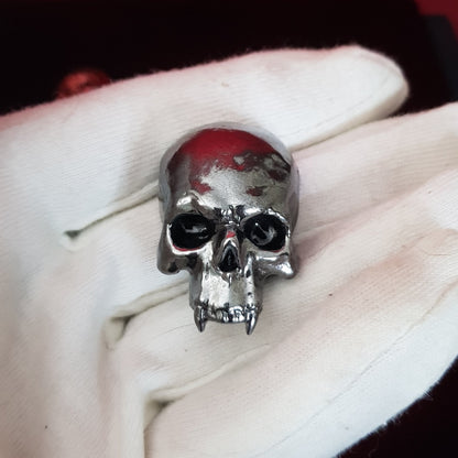 Broche Crâne de Vampire dent longue – Création Artisanale Dark Art