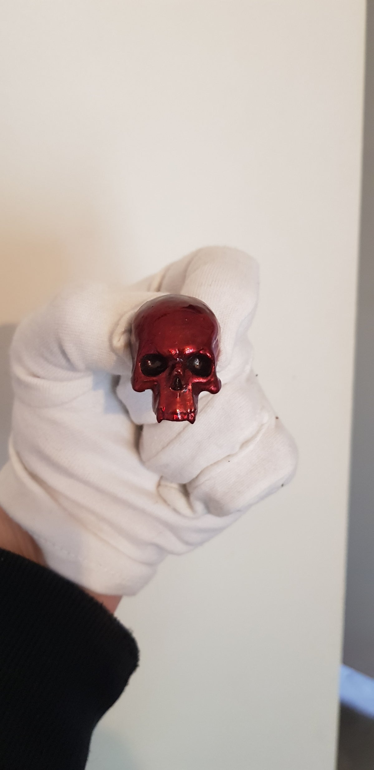 Broche Crâne de Vampire teinte métal de sang – Création Artisanale