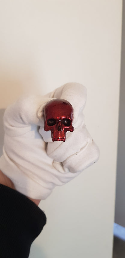 Broche Crâne de Vampire teinte métal de sang – Création Artisanale