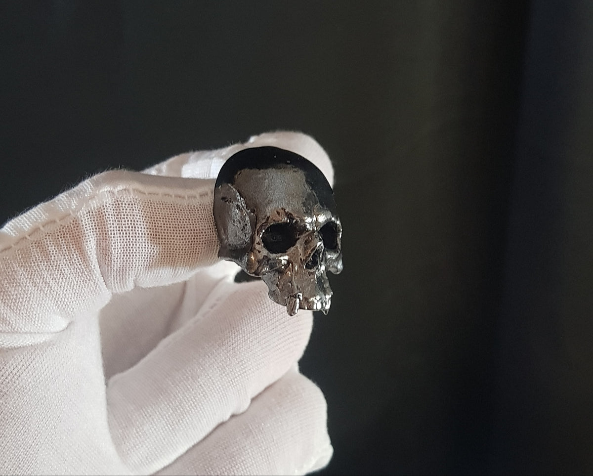 Broche Crâne de Vampire dent longue – Création Artisanale Dark Art