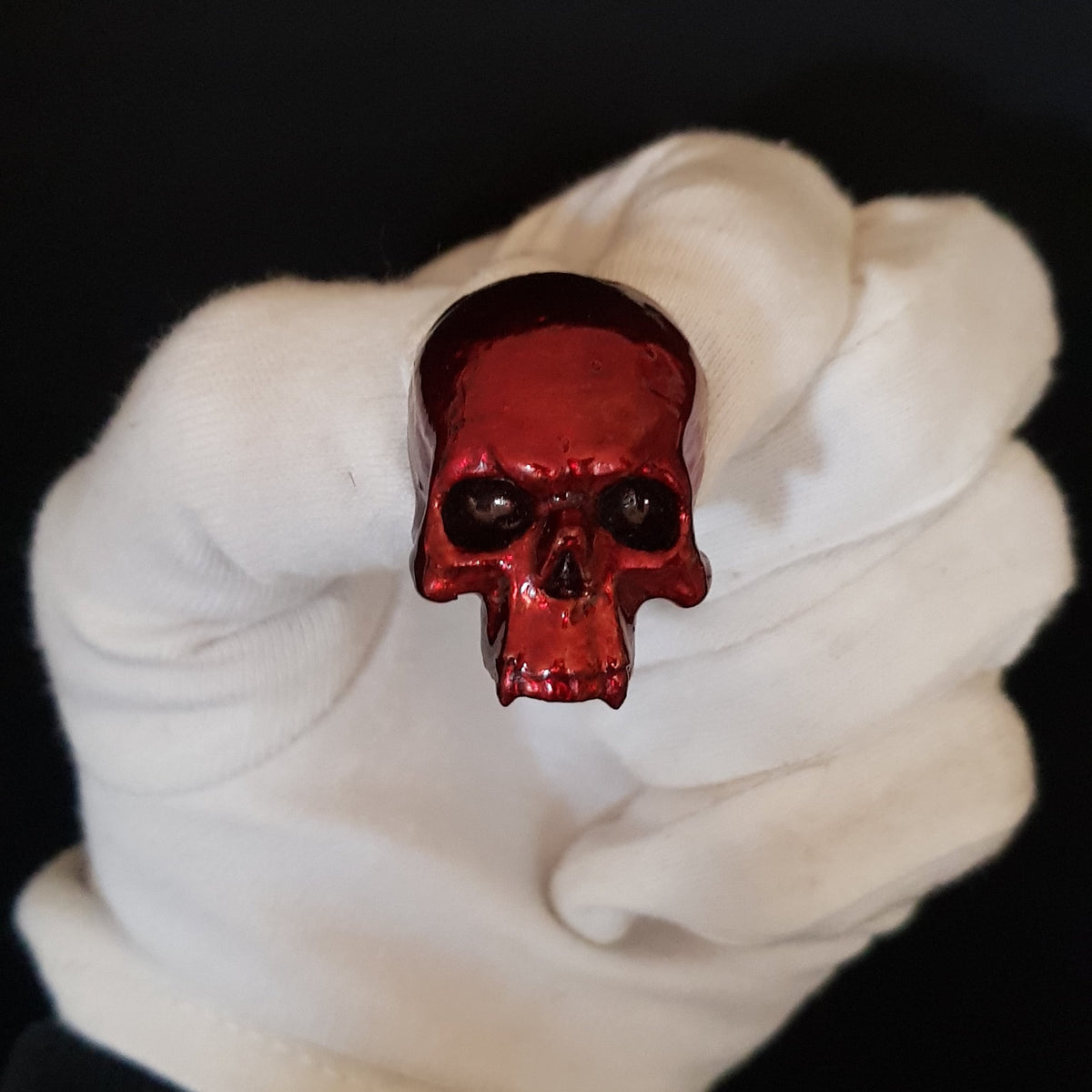 Broche Crâne de Vampire teinte métal de sang – Création Artisanale