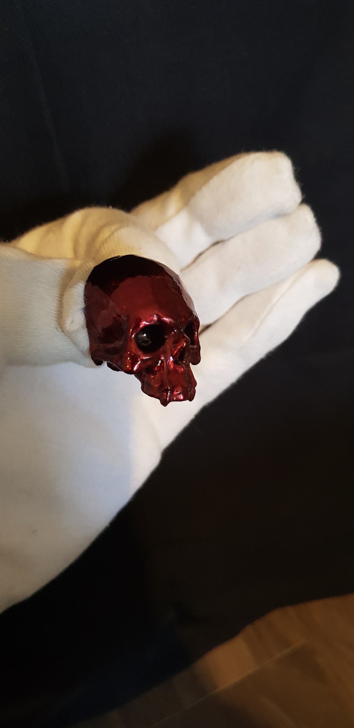 Broche Crâne de Vampire teinte métal de sang – Création Artisanale