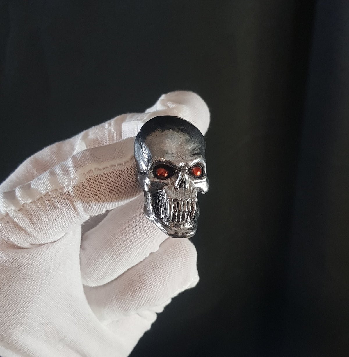 Broche Crâne Vampire Effet Métal — Accessoire Veste à Patchs & Metal
