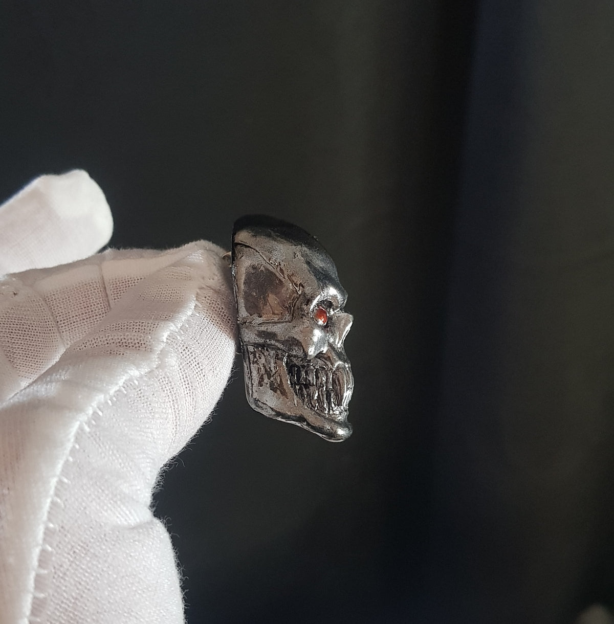 Broche Crâne Vampire Effet Métal — Accessoire Veste à Patchs & Metal